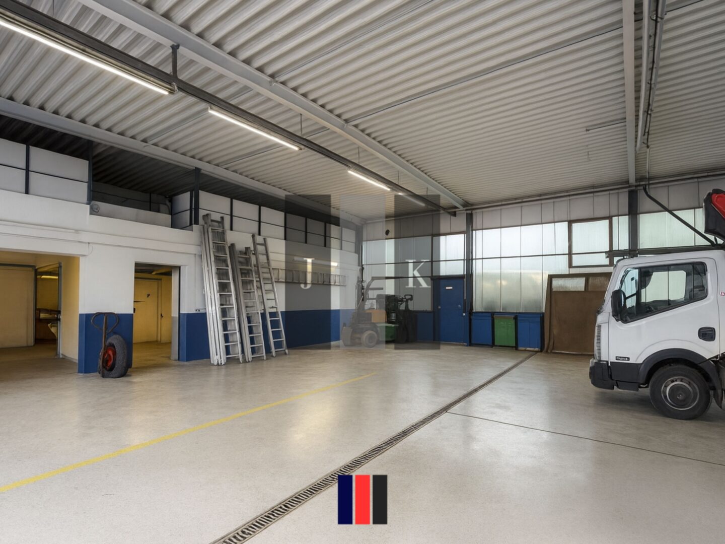 Mehr über den Artikel erfahren Werkstatt mit 3 Rolltoren in Ahrensburg – Vielseitige Fläche zur Neugestaltung!