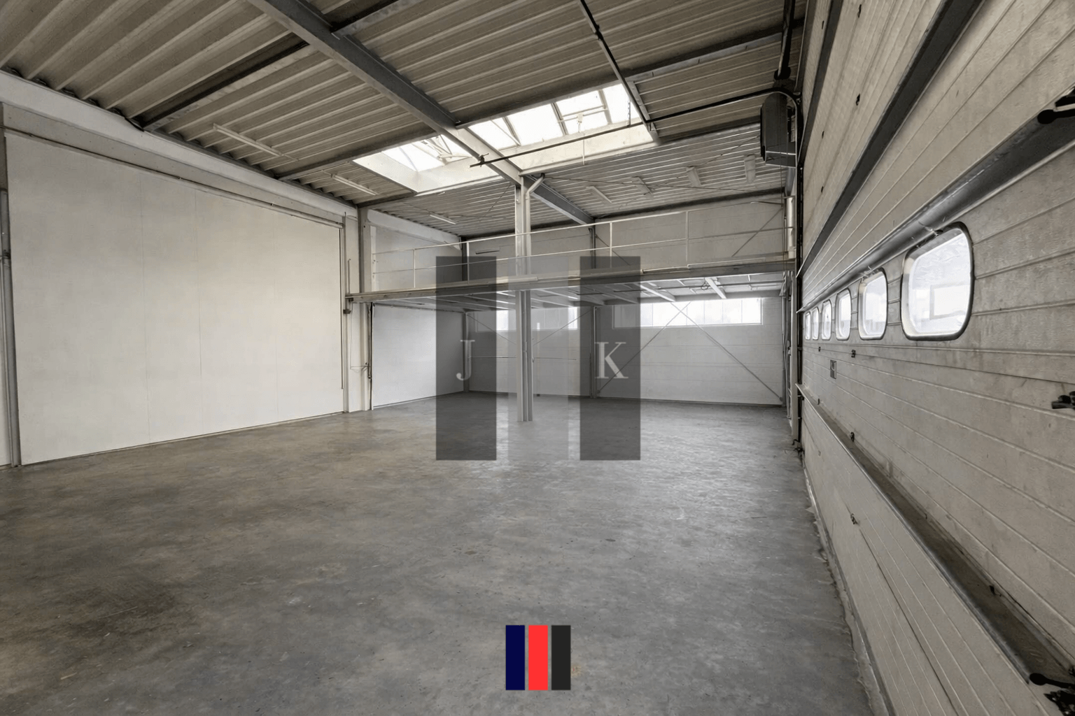 Mehr über den Artikel erfahren Ebenerdige Lagerfläche mit 160 m² und großem Rolltor in Norderstedt